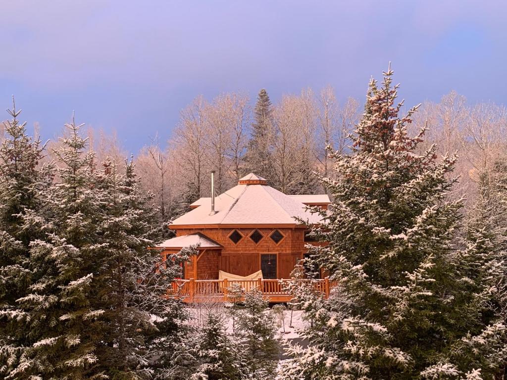 1800OR Unique 'yurt' home in Bretton Woods 1 mi to skiing firepit foosball beach Hot tub
