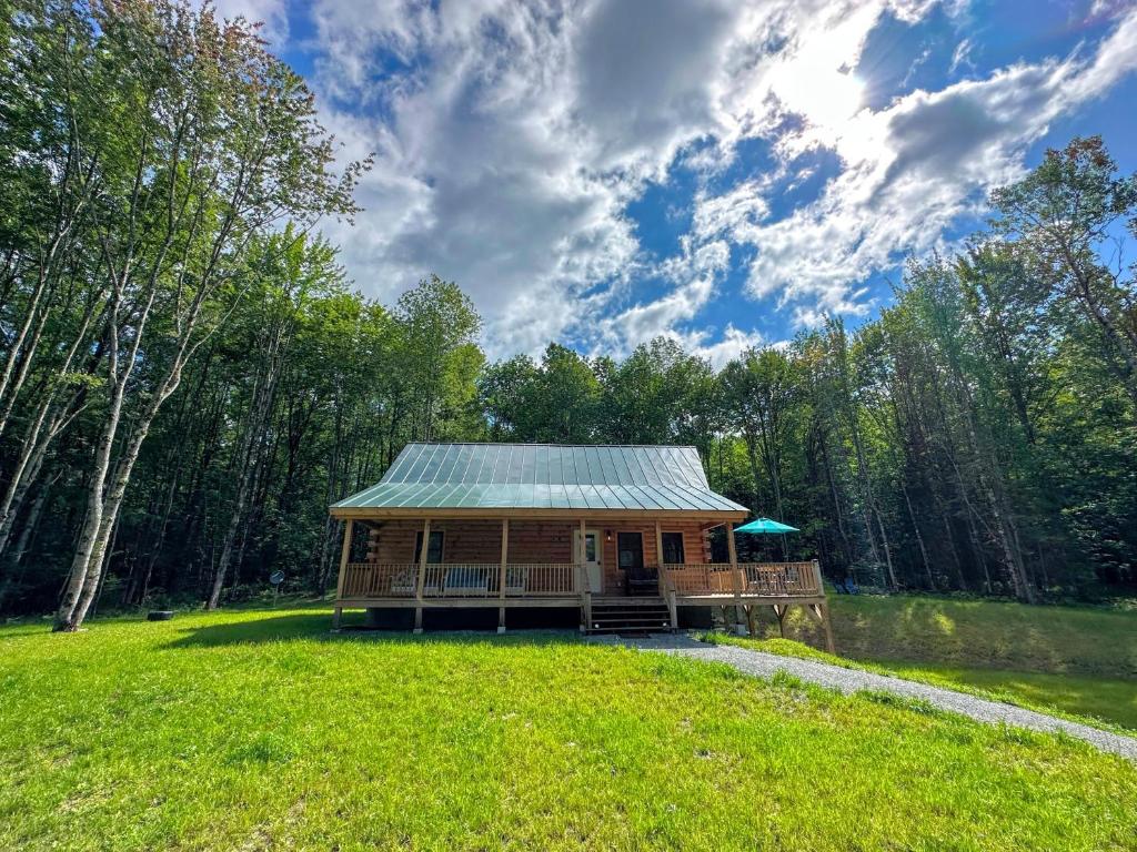 18HA Log home close to Franconia Notch privacy fire pit wifi pool gym passes