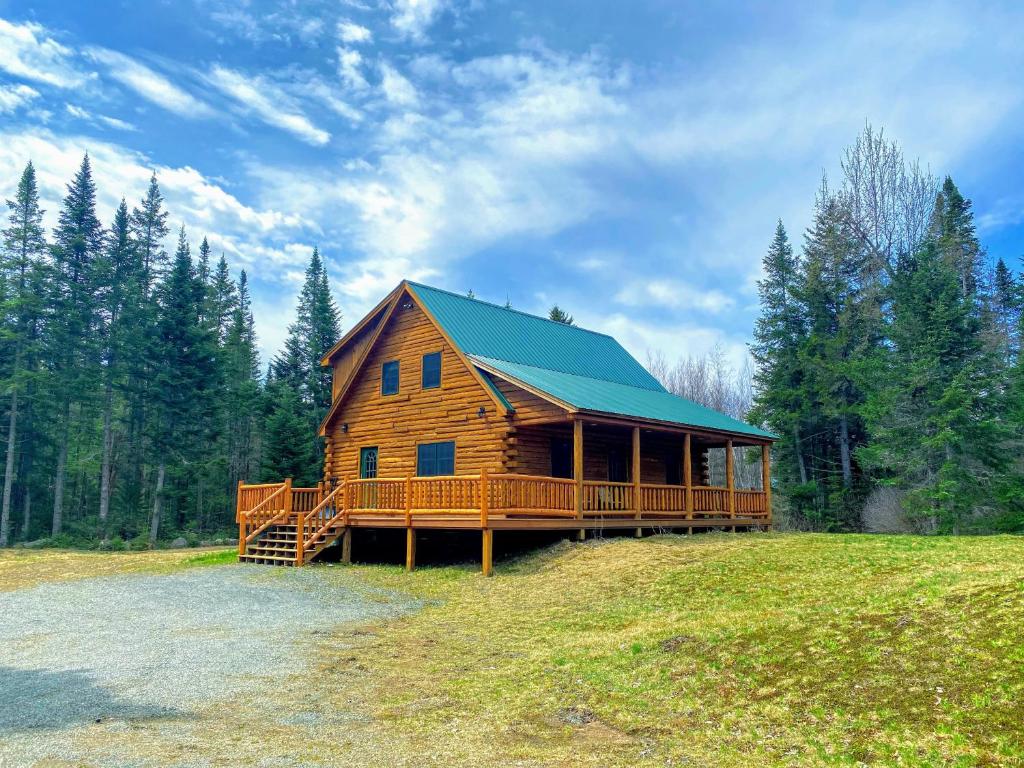 40PL Log cabin with AC in the heart of the White Mountains less than 10 minutes from Bretton Woods