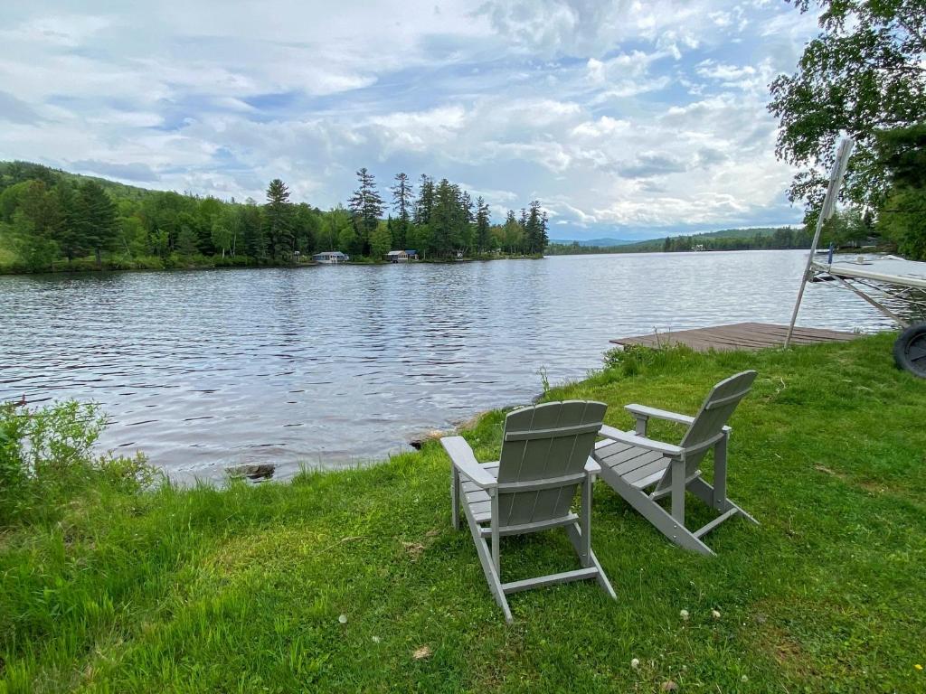 Amazing lakefront home in the White Mountains with game room theater