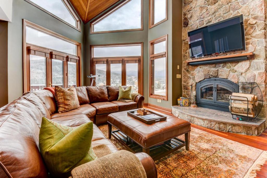 C2 Luxurious townhome stunning views AC stone fireplace beautiful kitchen STEPS TO SKI TRAIL