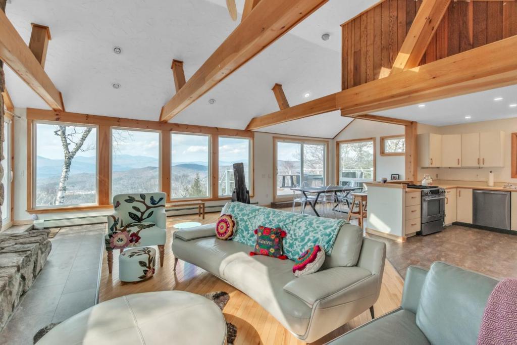 Stunning Mountain Retreat in Campton, Perfect for Skiing and Year-Round Fun