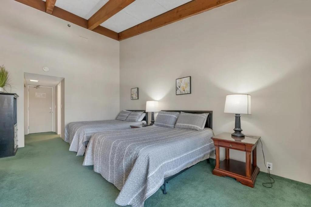 Cedar Lodge Room-Private Balcony Close to Weirs!