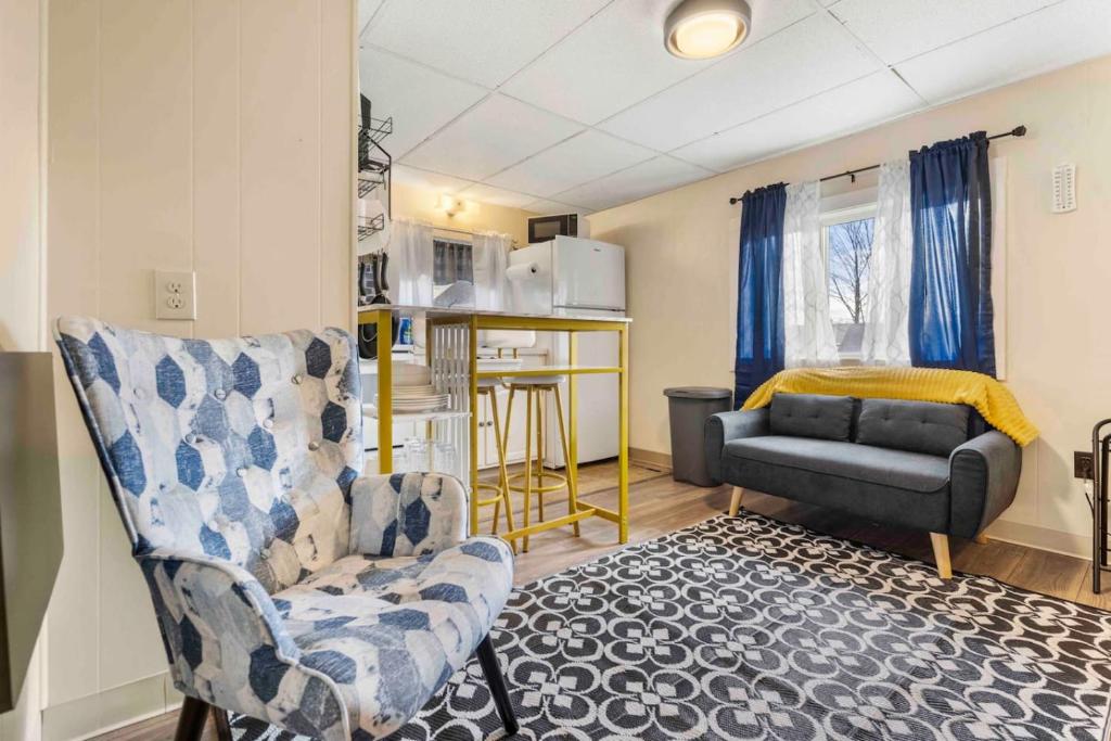 Charming and Tranquil Near Downtown and River parking Included