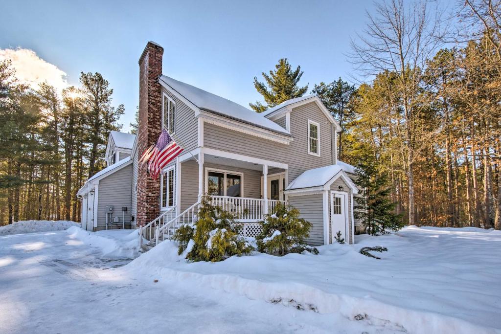 Charming Retreat about 1 Mi to Ossipee Lake Marina!