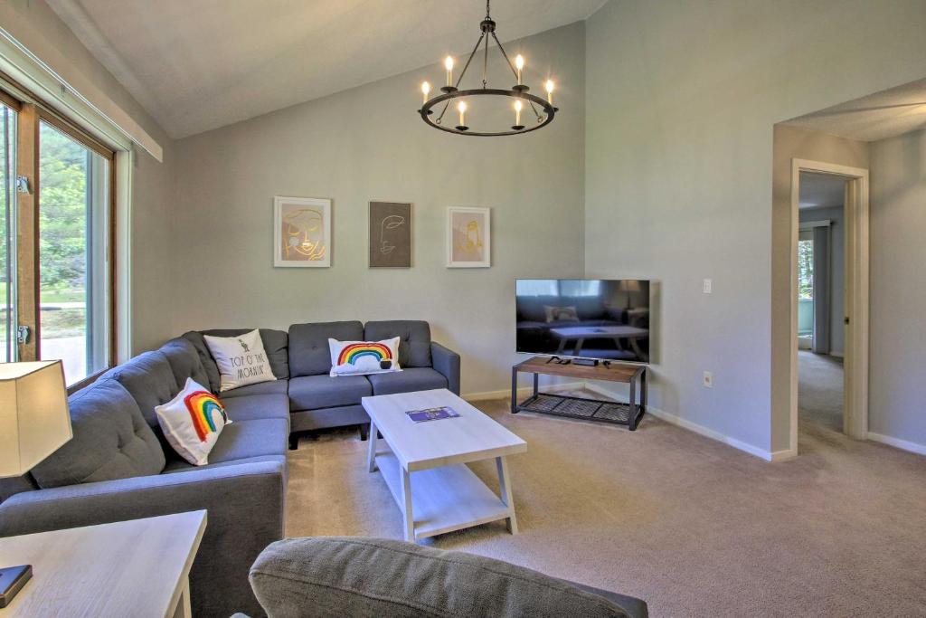 Chic Resort Condo about 1 Mi to Attitash Mountain!