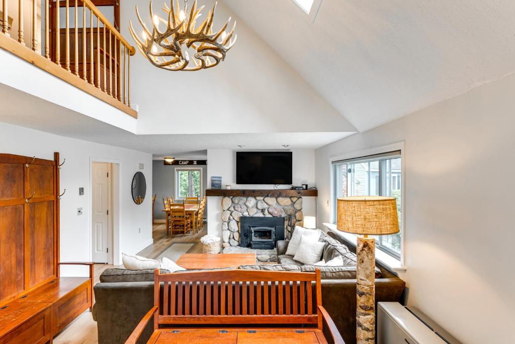 Condo with Deck and Grill Less Than 5 Miles to Loon Mountain!