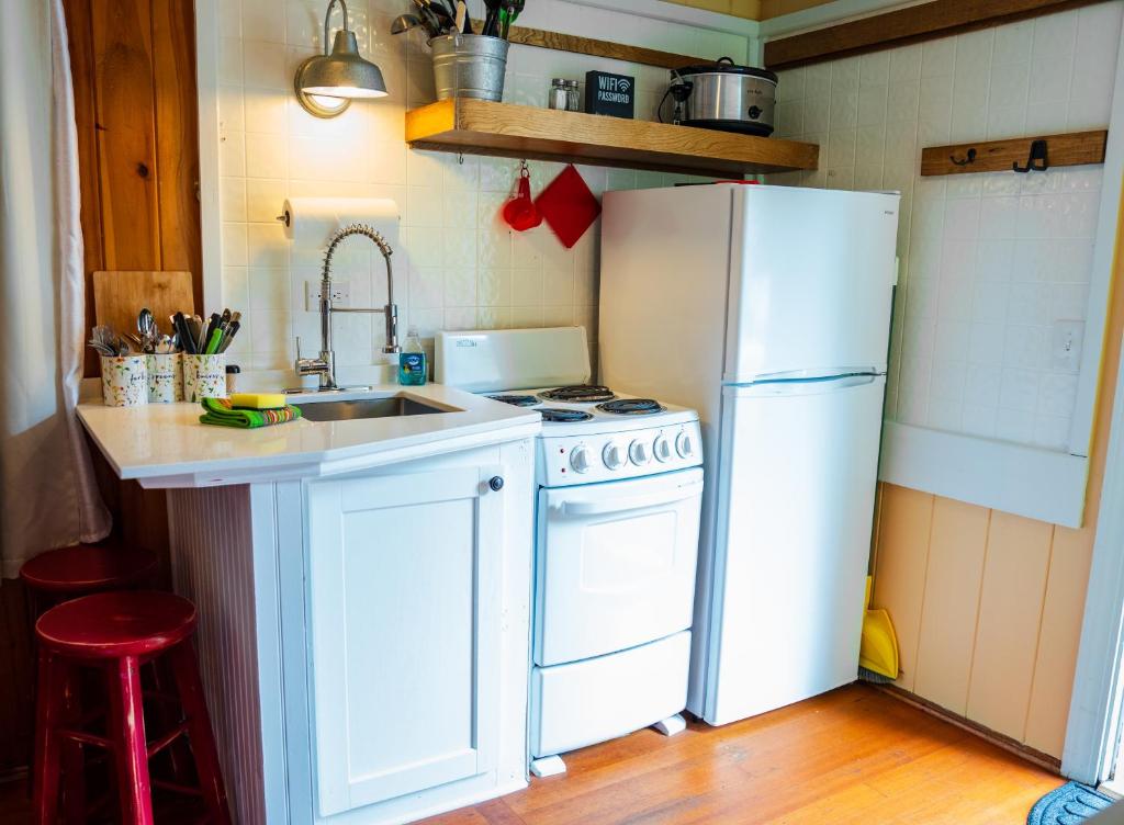 Cottage 5-6 - 2 Bedroom / 1 Bath End Unit