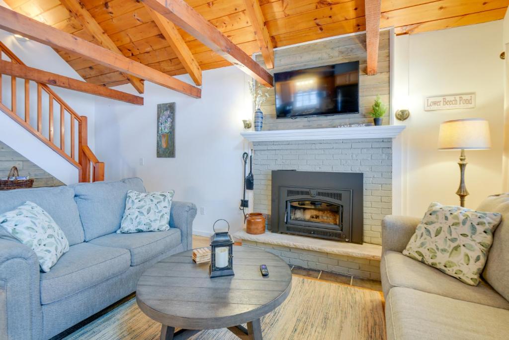 Cozy Tuftonboro Home with Deck - Walk to Beaches!