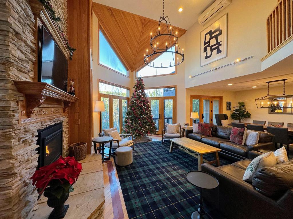 CR1 Top Rated Ski-In Ski-Out Townhome Great views fireplaces fast wifi AC - Short walk to slopes