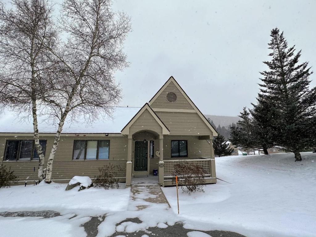 F14 Bretton Woods Condo along golf course short walk from Omni Mount Washington Hotel