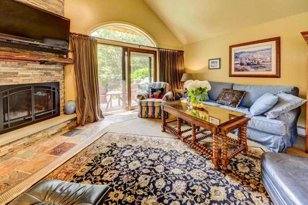 F8 Luxurious Mt Washington Hotel golf course home Wifi cable air conditioning