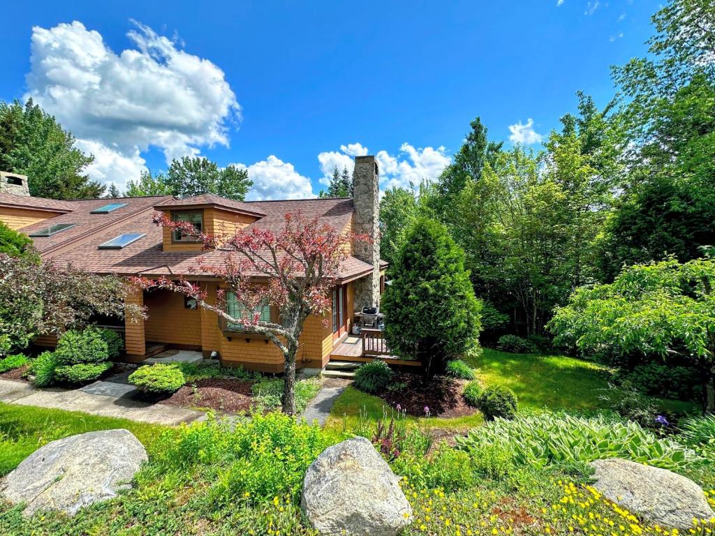 FC17 Stylishly renovated Forest Cottage walk to ski trails wifi cable ping pong AC