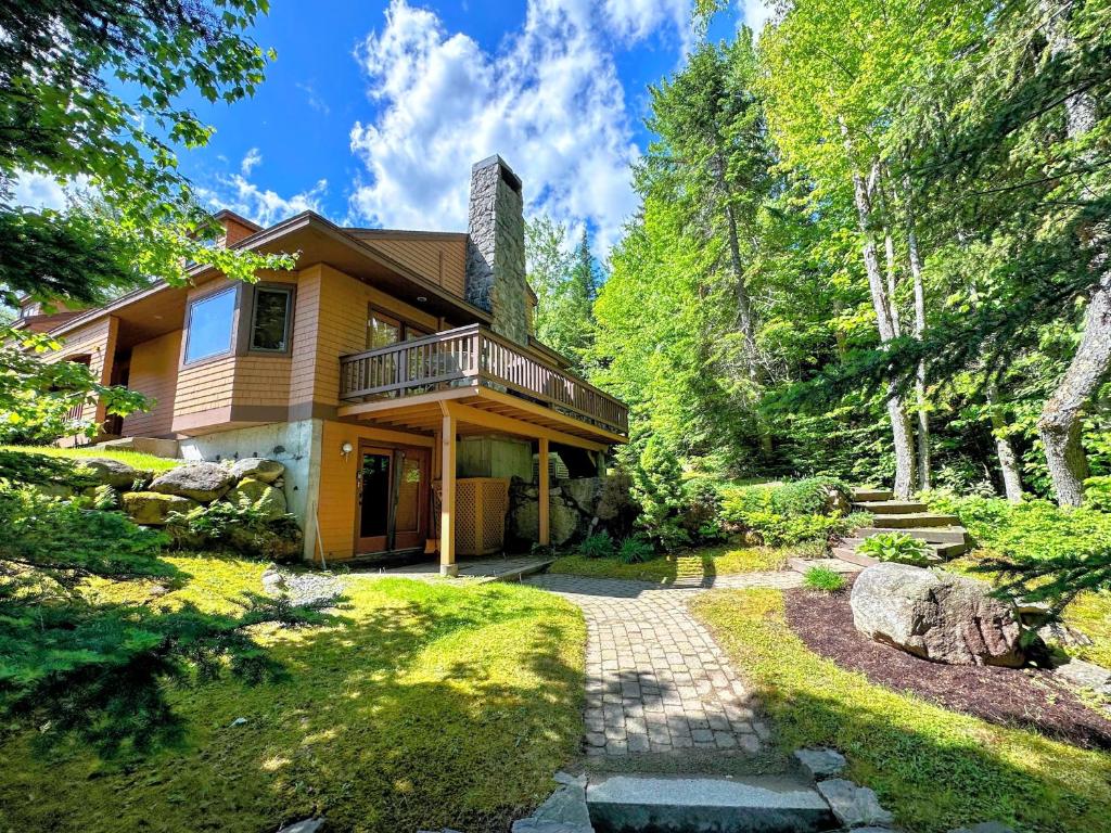 FC43 Renovated cozy spacious cottage with AC air hockey wifi close to ski trails