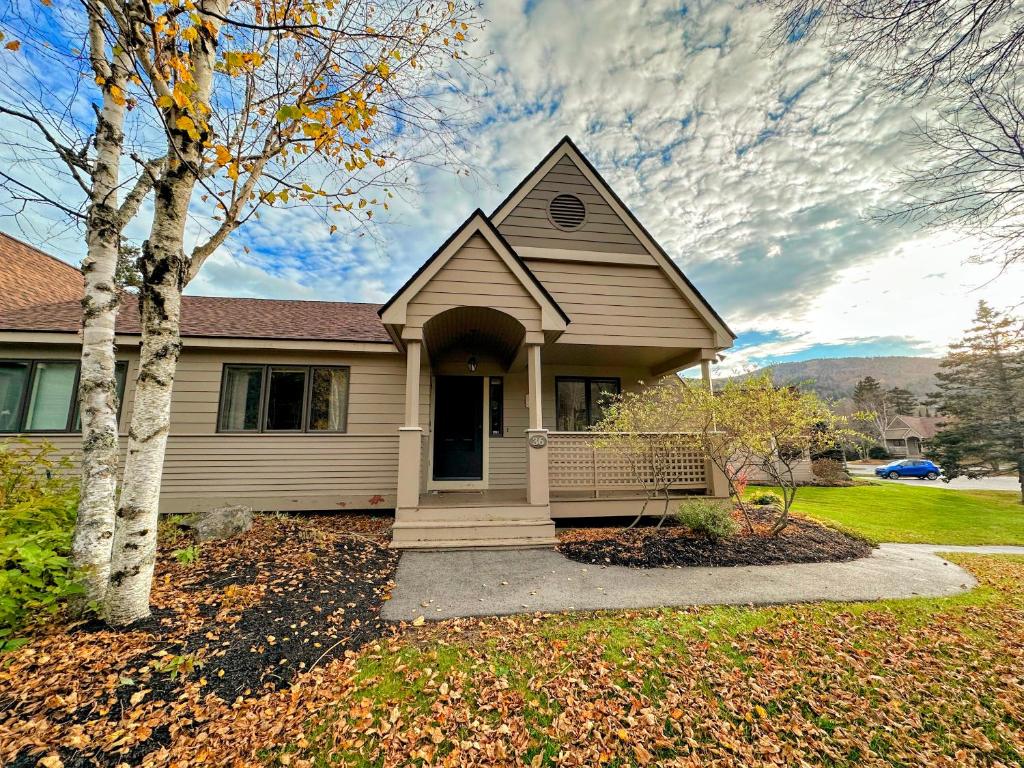 FV36 Sunny and homey Fairway Village Townhome right on the Mount Washington Hotel golf course AC