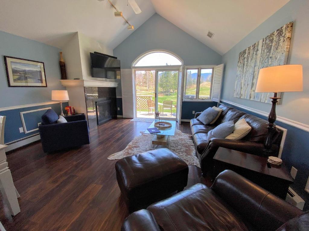 FV39 Classy Bretton condo with AC wifi mountain views