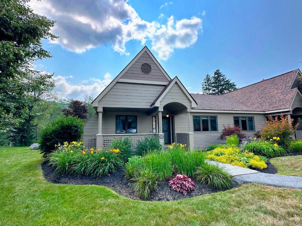 FV43 Bretton Woods single level home with AC on golf course