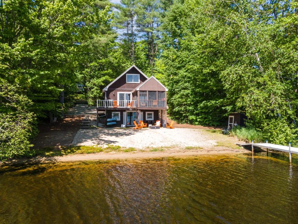 Idyllic Lakeside Getaway home