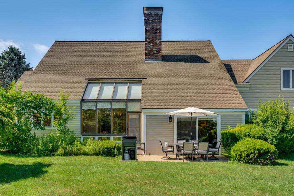 Lake and Beach Access Family Townhome in Laconia