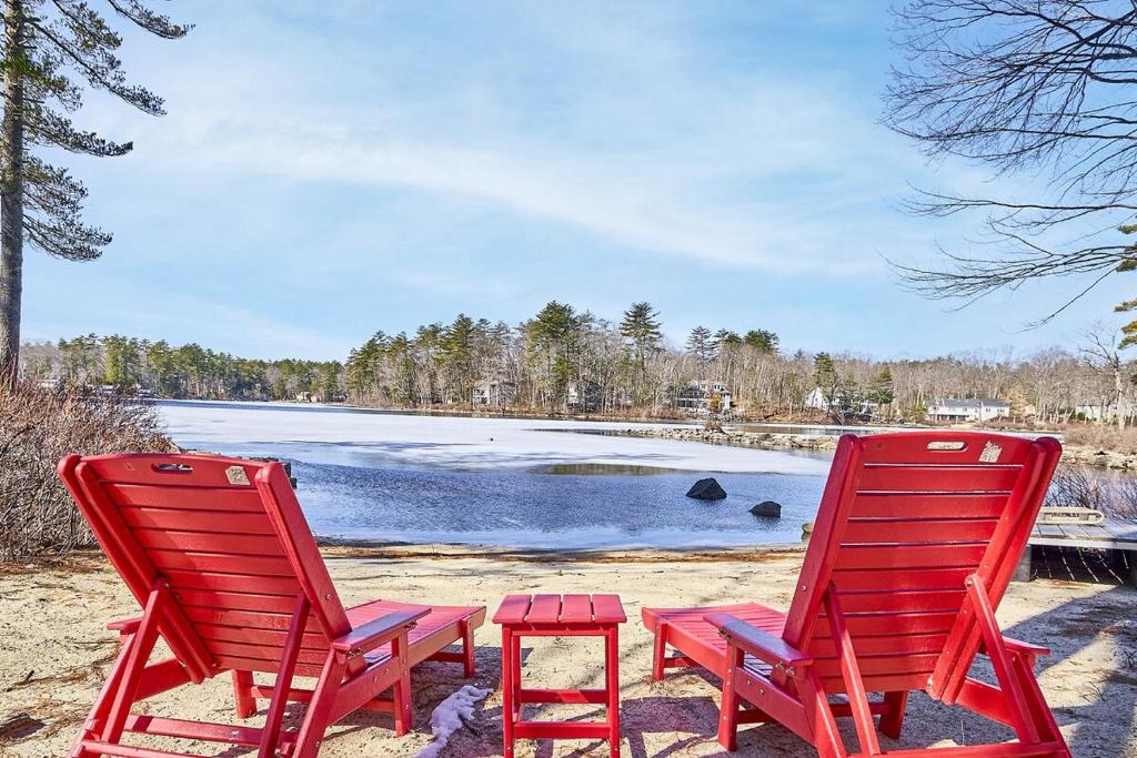 Lakeside Getaway - Lake Access & Firepit