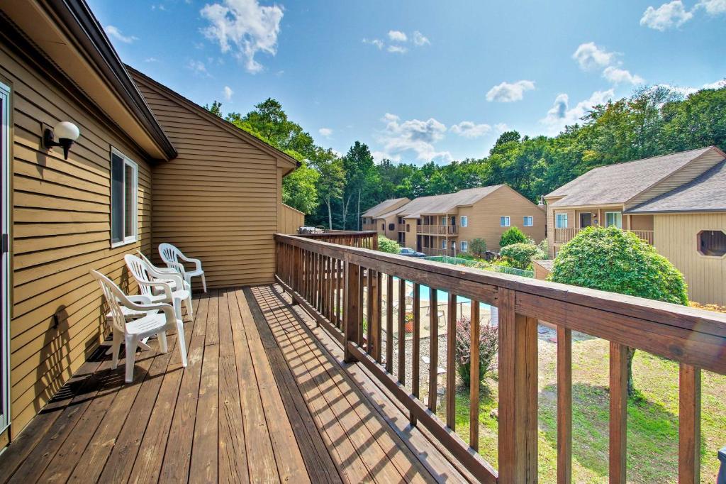 Lincoln Condo with Balcony - 6 Mi to Loon Mtn!