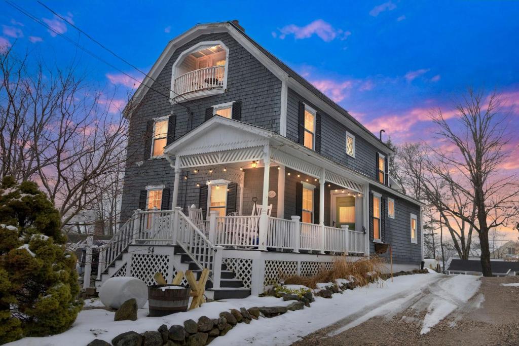 Main House - 3 Story 5 Bed/ 3 Bath - Wolfeboro