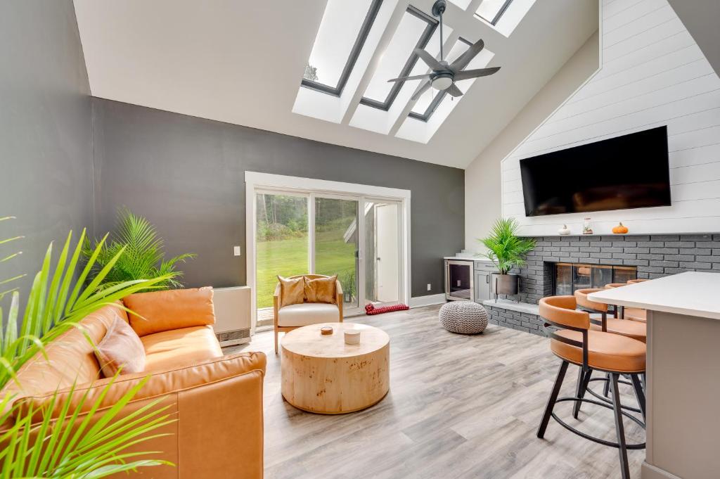 Mid-Century Tenney Mountain Condo Near Hiking