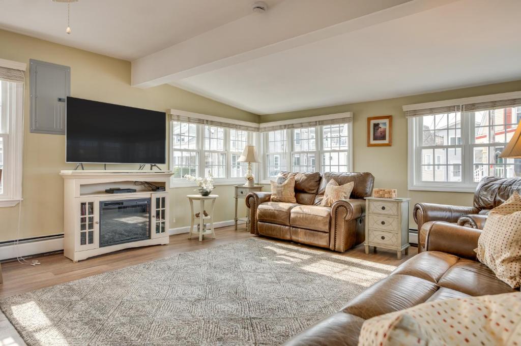 Near Beaches and Waterfront Dining Home in Hampton!