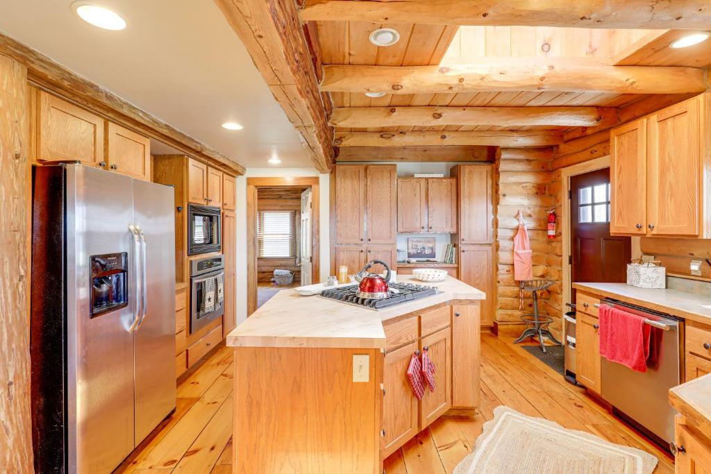 Near Trails, Lakes and Slopes Cabin in Walpole!