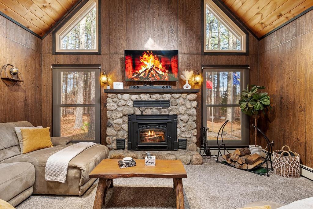 NEW! Woodland Retreat - Hot tub Game Room Firepit