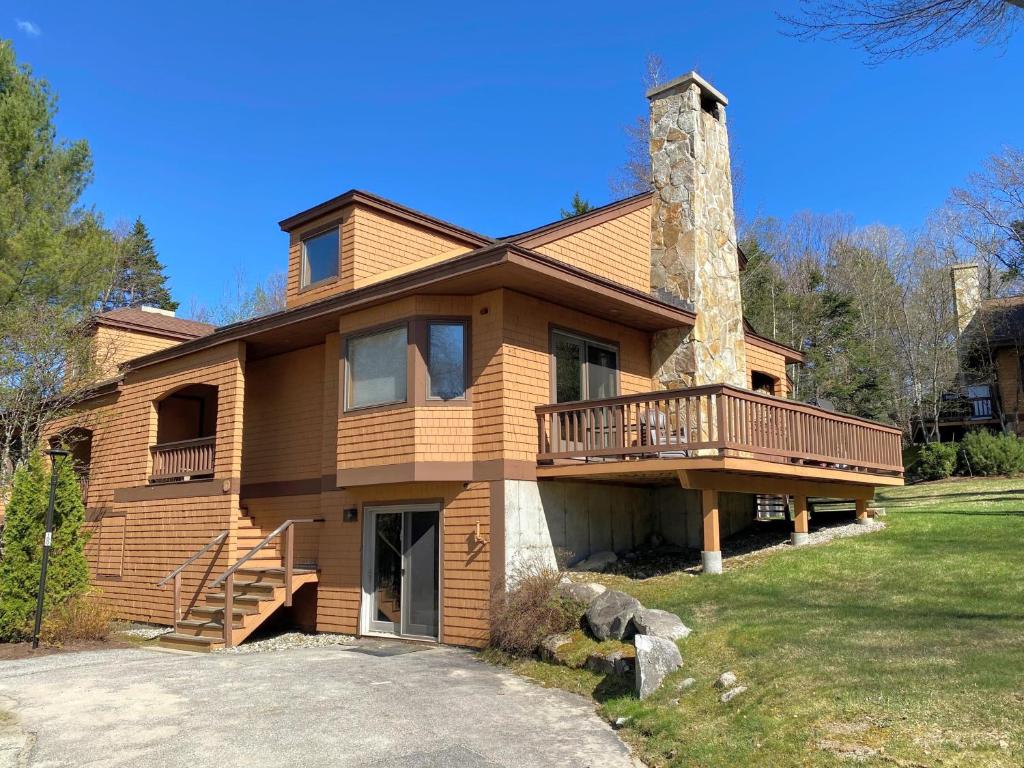 O7 Slopeside Bretton Woods Resort cottage with upscale stylings cozy decor tons of space