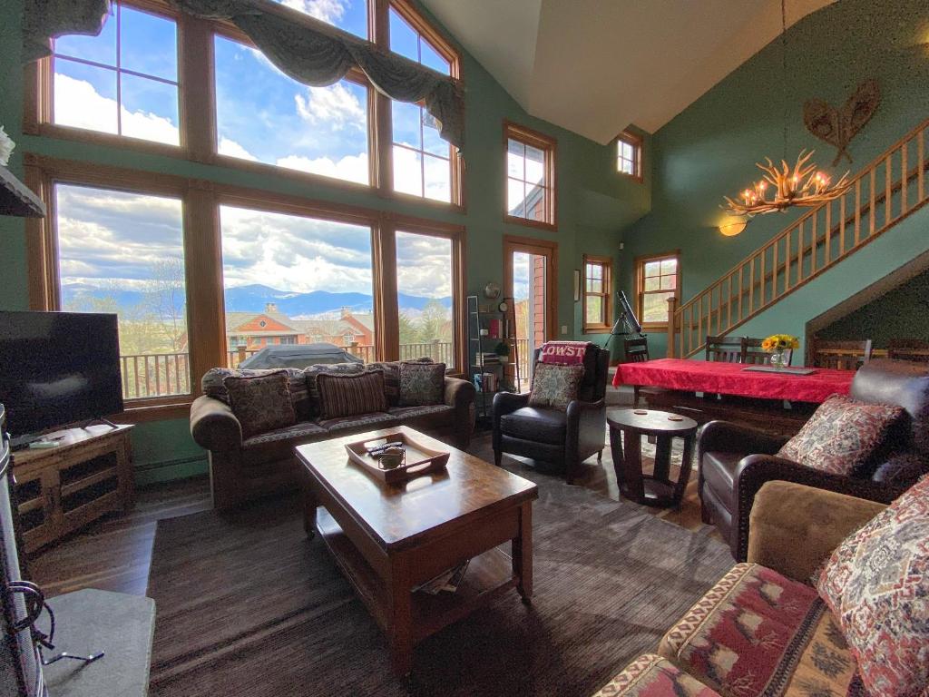 P5 Ski-in Ski-out rare find Presidential View single family with garage pool table ping pong