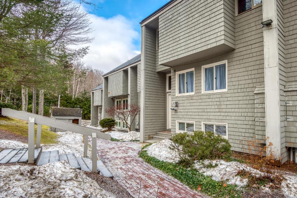 R18 Affordable Ski-in Ski-out Bretton Woods Townhome mountain views