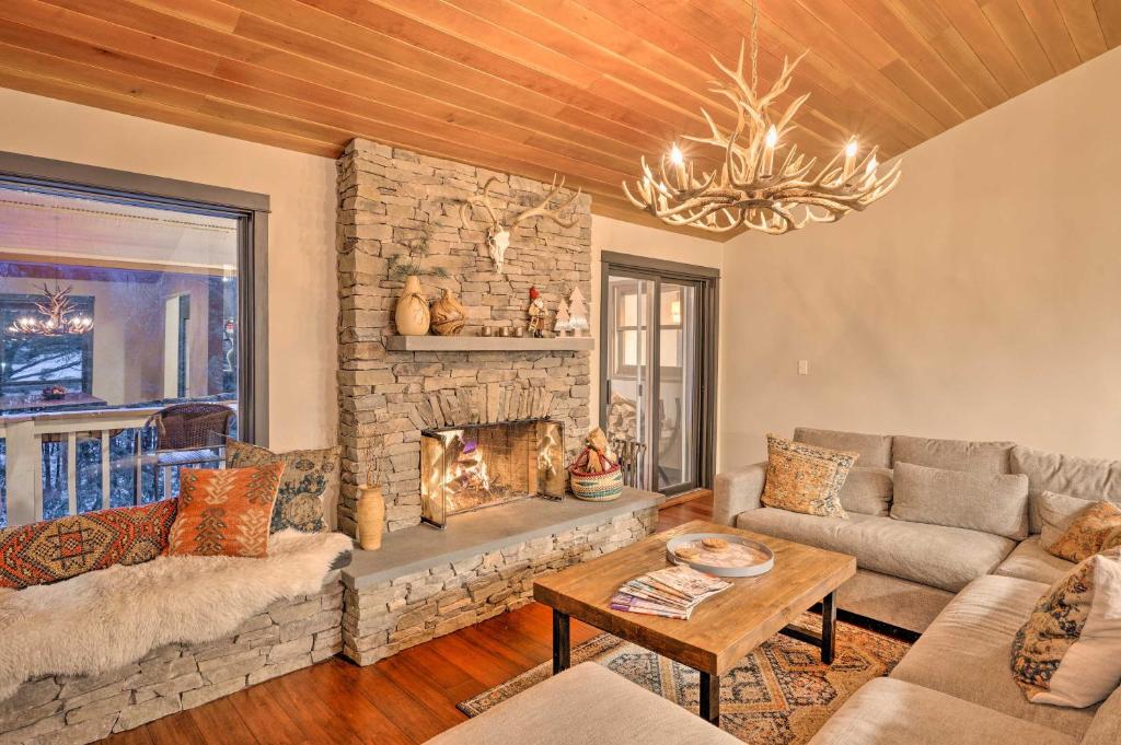 Riverfront Lincoln Condo 1 Mi to Loon Mountain!