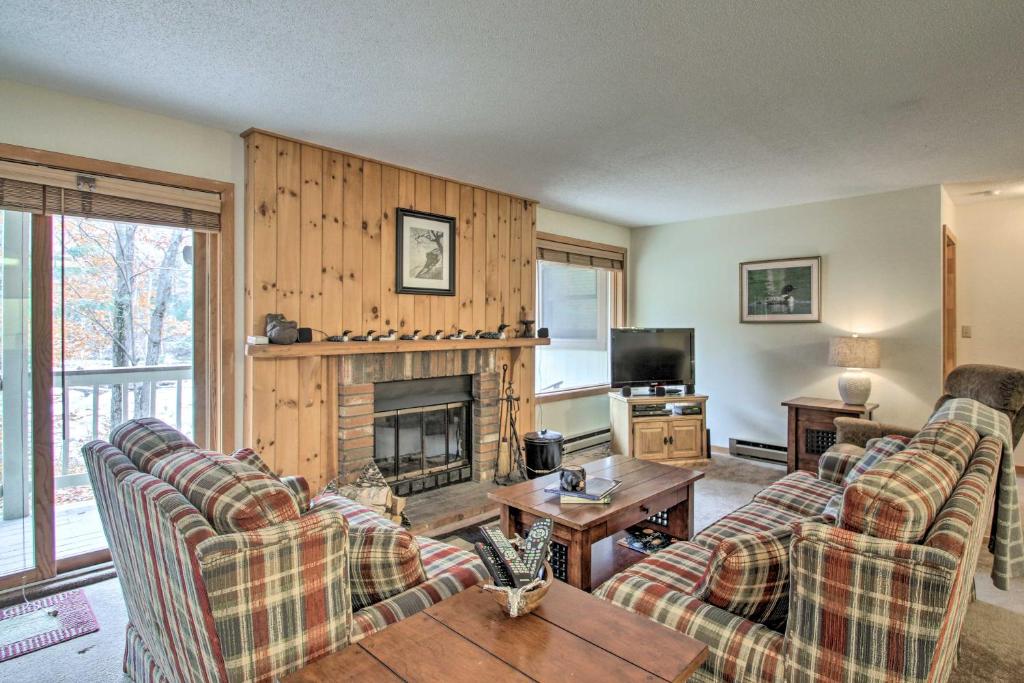 Riverfront Lincoln Condo with Patio and Pool Access!