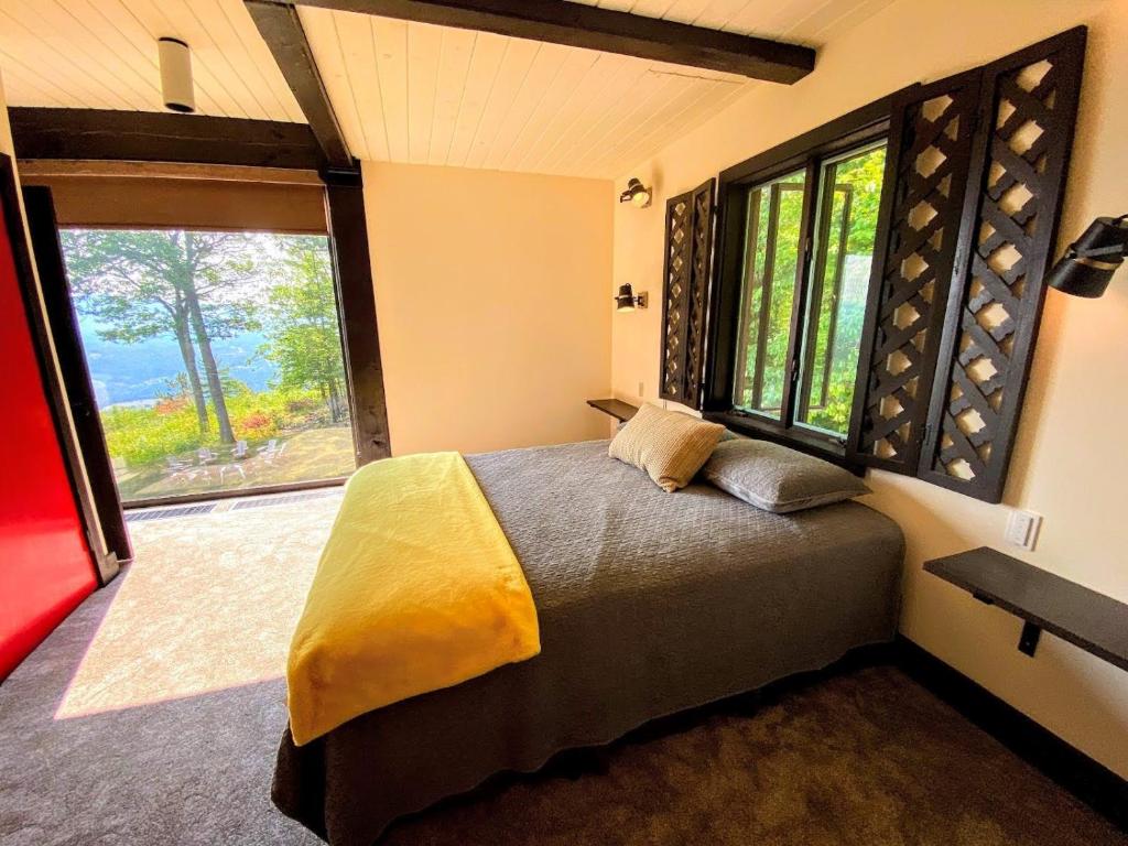 RL Breathtaking views and grand unique style private mountain retreat 4WD recommended