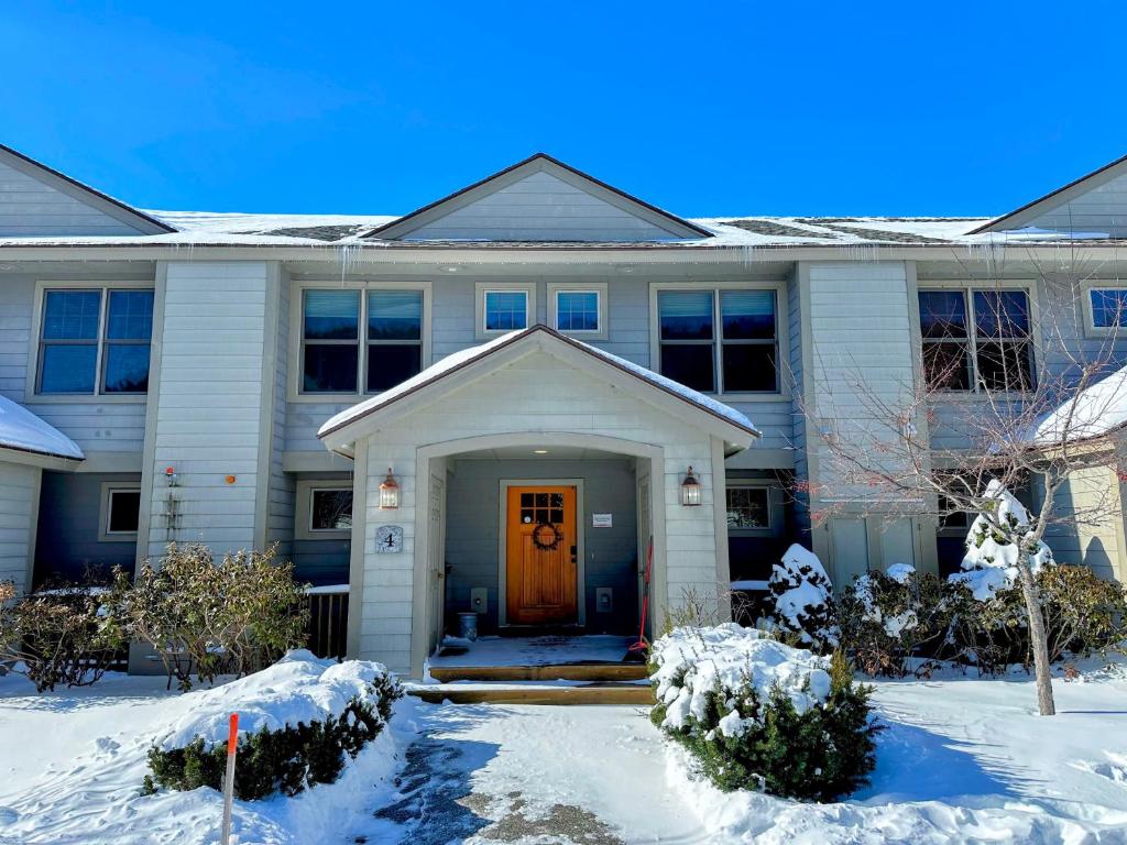 SH4 Bretton Woods condo with Hot Tub next to skiing and Mt Washington Hotel ski slopes views