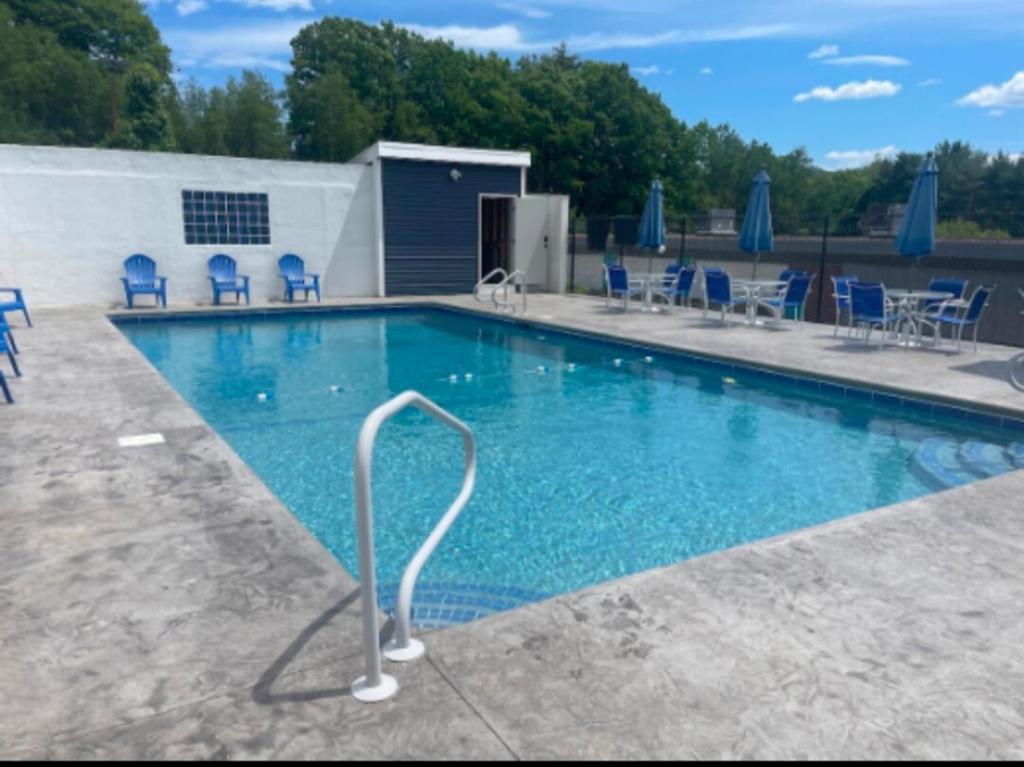 Bright & Airy Condo, Lake Views, Pool, Prime Location!