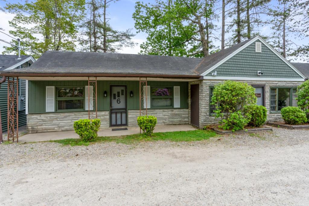 Squam Waterfront 2 bed rental (Suite 6)