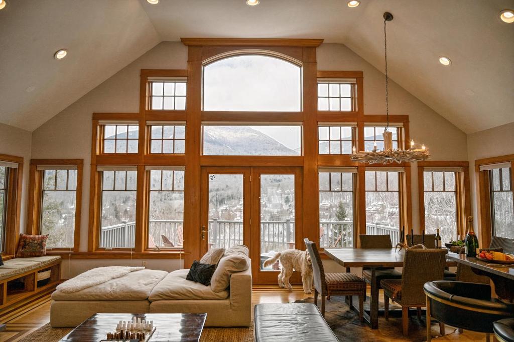 Mountain Retreat Hot Tub, Arcade & Walk To Loon
