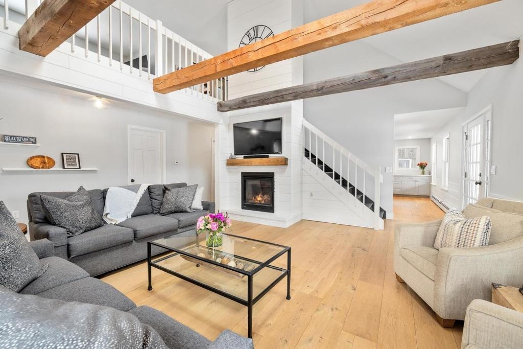 Birch Grove Retreat Atop Sunapee for Ski and Lake Life