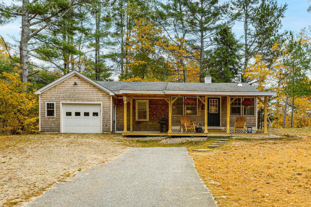 New London Cottage with Grill, Lake and Beach Access