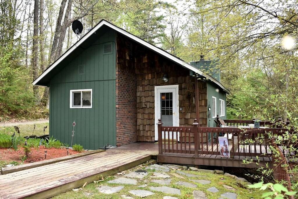 Your Perfect Getaway: Mountain Cabin Retreat with Hot Tub and Fireplace in Lisbon, NH